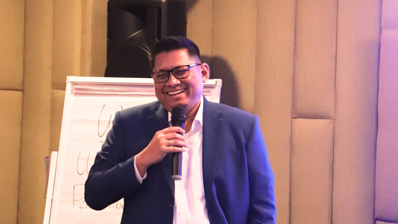 Visi di Atas Sorak: Seni Memimpin di Tengah Tekanan Publik